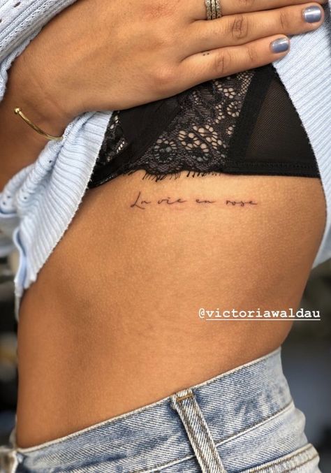 Rib Writing Tattoo, Ribs Tattoo For Women, Rib Tats, Tattoo On Ribs, Tattoos Classy, Small Rib Tattoos, Fine Line Tattoo Ideas, Arm Sleeve Tattoos For Women, Rib Tattoos For Women