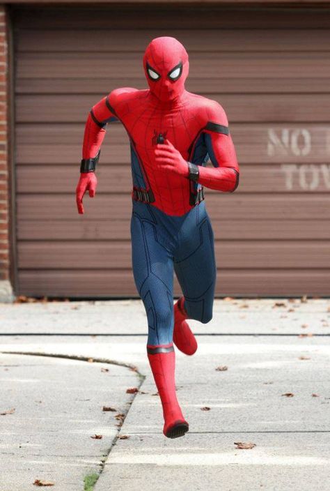 Spidey running on set Mafex Spiderman, Wallpaper Marvel, Parker Spiderman, Peter Parker Spiderman, Image Spiderman, Best Marvel Characters, Spider Man Homecoming, Spiderman Costume, Lego Dc