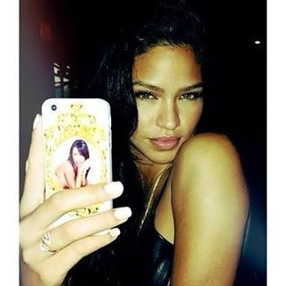 @cassie show's off her phone case with #Aaliyah on it 😍 Cassie Instagram, Cassie Ventura, 2000s Aesthetic, Miss Dior, Pretty Selfies, Aaliyah, 2000s Fashion, Nicki Minaj, Instagram Aesthetic