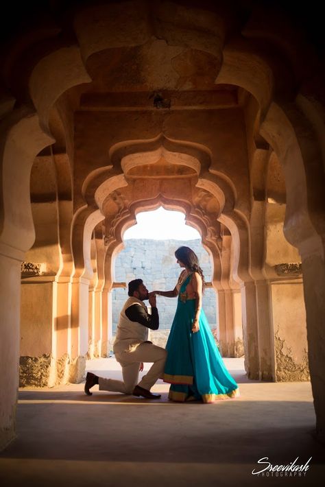 Temple Wedding Photography, Pre Wedding Photoshoot Props, Pre Wedding Photoshoot Outfit, Wedding Photoshoot Props, Pre Wedding Shoot Ideas, Pre Wedding Photoshoot Outdoor, Wedding Photoshoot Poses, Pre Wedding Poses, Wedding Couple Poses Photography