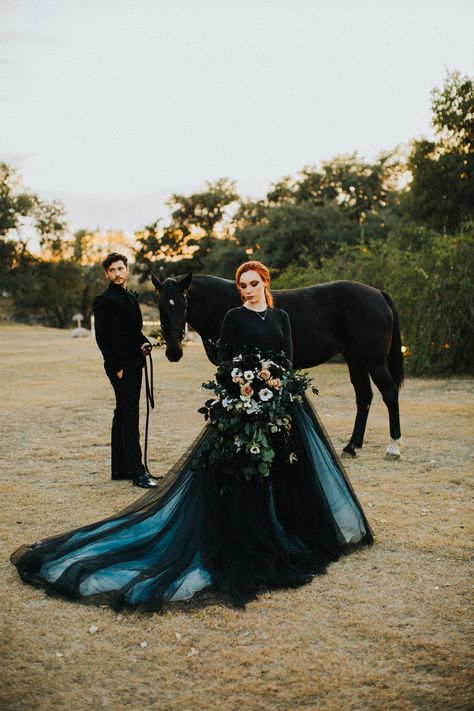 Gallery - How To Have A Dark And Dramatic Themed Wedding Brave Wedding, Grunge Wedding, Halloween Wedding Dresses, Alt Bride, Dark Wedding Theme, Grunge Couple, Goth Wedding, Dark Wedding, Chic Brides