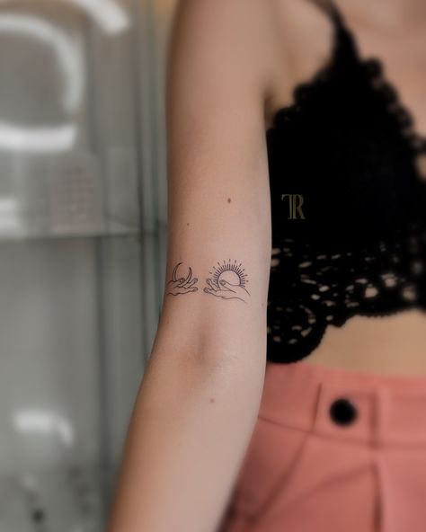 Small Tattoo Inspo 🤍✨😍 Willkommen in unserem Tattoostudio! 🫶 Bist du auf der Suche nach einem Ort, der deine Tattoo-Ideen mit Hingabe und erstklassiger Qualität verwirklicht? 🤩 Dann bist du bei uns genau richtig! 🎨☺️🩶 Unser engagiertes Team bietet dir eine persönliche Beratung, um gemeinsam dein Traum-Tattoo zu entwerfen, das dir ein Leben lang Freude bereiten wird. 🥳 Das Beste daran: Keine langen Wartezeiten für kleine Tattoos in top Qualität! 🌟 Schau einfach bei einem unserer Walk-In Day... Trendy Tattoo Ideas, Trendy Tattoo, Piercing Studio, E Tattoo, Professional Tattoo, Small Tattoo, Custom Tattoo, Tattoo Inspo, Flash Tattoo