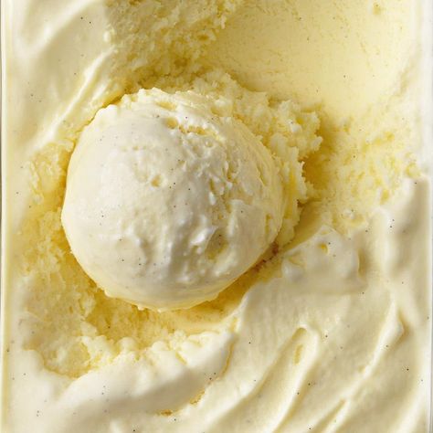 Homemade Ice Cream With Eggs, Vanilla Ice Cream Homemade, Custard Ice Cream, Vanilla Ice Cream Recipe, Ice Cream Freezer, Making Homemade Ice Cream, Homemade Vanilla Ice Cream, Premium Ice Cream, Frozen Custard