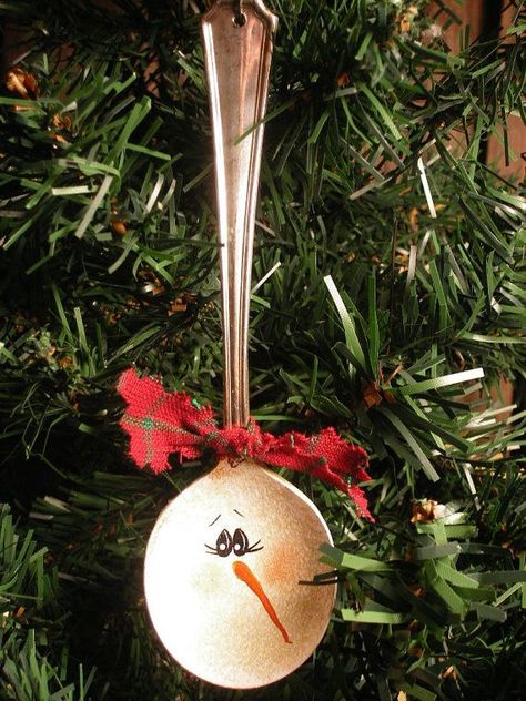 snowman spoon Spoon Ornaments, Painted Spoons, Christmas Spoons, Spoon Crafts, Snow People, Dekor Diy, Snowman Ornament, Air Purifying, Snowman Crafts