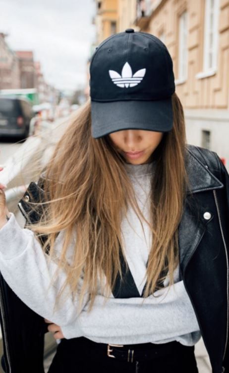 Adidas Cap Outfit, Baseball Rules, Sweatshirt Street Style, Adidas Cap, Baseball Socks, Cap Girl, Sneakers Fashion Outfits, Street Sweatshirt, Sophisticated Outfits