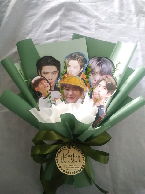 Photocard Bouquet Kpop, Kpop Bouquet Ideas, Buket Photocard, Photocard Bouquet, Gift Ideas For Graduation, Gift Ideas Homemade, Graduation Flowers Bouquet, Photo Bouquet, Graduation Bouquet