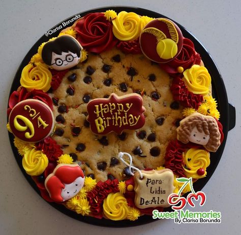 Harry Potter Cookie, Chocochip Cookies, Cookies Business, Giant Cookie Cake, Message Cookies, Lotus Cake, Giant Cookies, Cookie Cake Decorations, Cookie Cake Designs