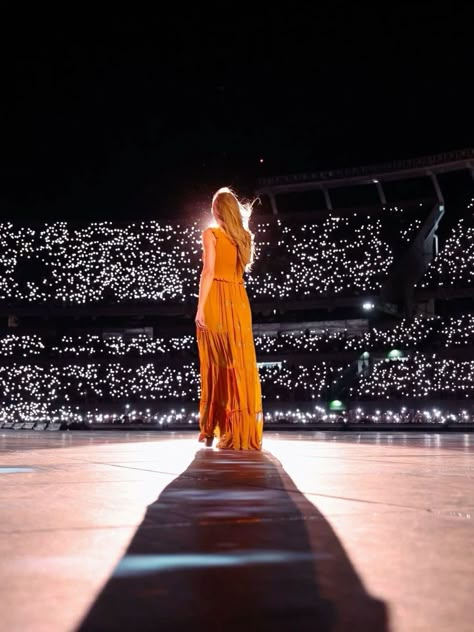 Taylor Swift Fall Wallpaper, Taylor Swift Argentina, Taylor Swift Wallpaper Aesthetic, Taylor Swift Fall, Taylor Swfit, Taylor Swift Evermore, Aesthetic Concert, Taylor Swift Fotos, Taylor Swift Icon