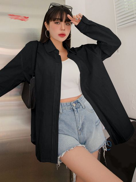 Black Shirt Women Aesthetic, Black Buttoned Shirt Outfit, Black Oversize Shirt Outfit, Long Sleeve Black Button Up Shirt Outfit, Long Black Button Up Shirt Outfit, Botten Up Shirts Outfits Women, Black Button Down Shirt Outfit Casual, Styling Black Button Up Shirt, How To Style Black Button Up