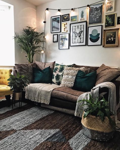 Yellow chair idea with brown couches? Apartment Bohemian, Bohemian Style Living Room, Brown Couch Living Room, Lots Of Plants, Brown Couch, Room Apartment, Bohemian Living Room, Style Deco, Design Del Prodotto