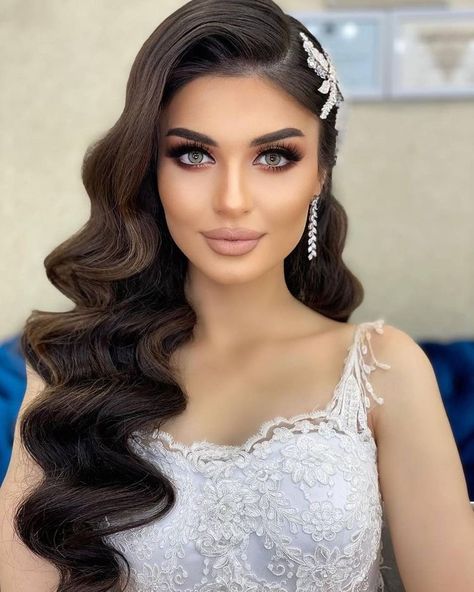 Glam Bride Makeup, Bridal Hair Down, Glam Bride, Quince Hairstyles, Long Hair Wedding Styles, Wedding Hair Inspiration, Bride Makeup, Wedding Hairstyles For Long Hair, Bridal Hair And Makeup