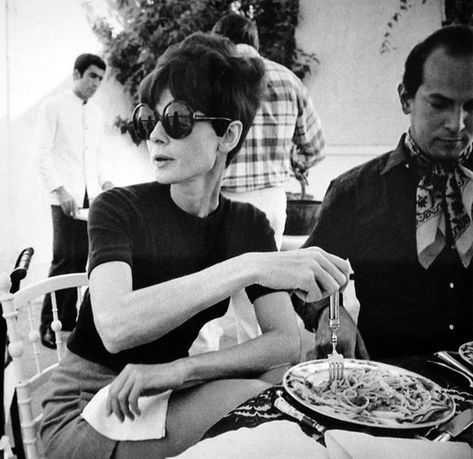 Audrey eating pasta Jane Russell, Audrey Hepburn Style, Gene Kelly, Mae West, Hepburn Style, Katharine Hepburn, Black And White Photograph, Fred Astaire, Bella Thorne