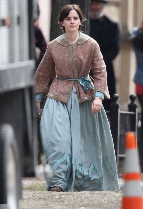 emma-watson-little-women Little Women Outfits Movie, Emma Watson Little Women, Little Women Fashion, Little Women Outfit, Jacqueline Durran, Little Women Dresses, Little Women Costumes, Little Women 2019, Little Woman