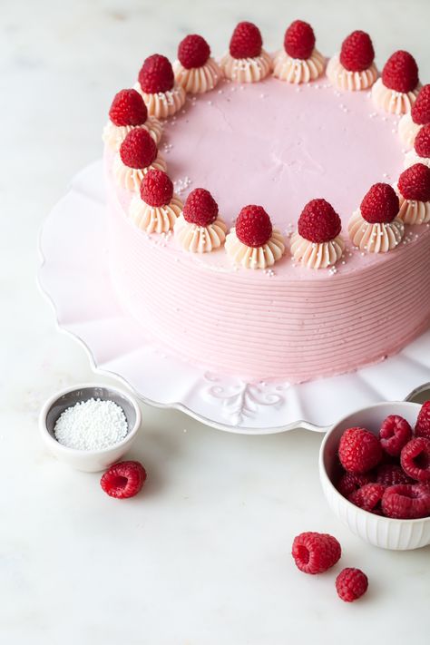 Simple Raspberry Cake, Strawberry And Raspberry Cake, Birthday Cake With Raspberries, Cake Decorated With Raspberries, Raspberry Decorated Cake, Raspberry Cake Aesthetic, Raspberry Cake Decoration, Cheesecake Buttercream, Cake With Jam