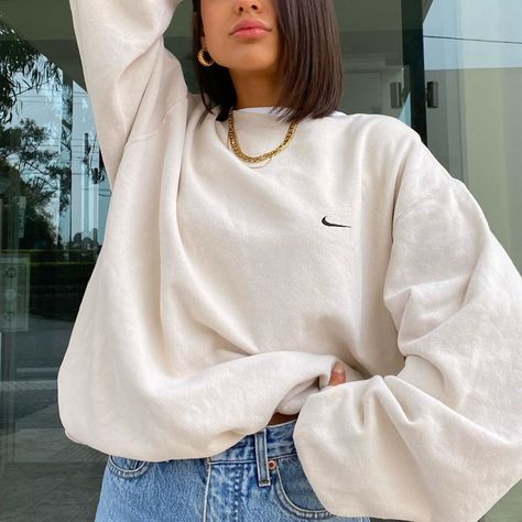 UPEND. VINTAGE on Instagram: “****SOLD**** VINTAGE NIKE CREWNECK IN BEIGE 🤎 High quality, size L-XL, model wears size 6, perfect oversized sweatshirt.” Beige Crewneck Outfit, Oversize Crewneck Outfit, Aesthetic Crewneck Outfit, Nike Crewneck Outfit, White Crewneck Outfit, Crewneck Outfit Aesthetic, Oversized Crewneck Outfit, Classy Sweatshirt, Flannel Outfits Summer