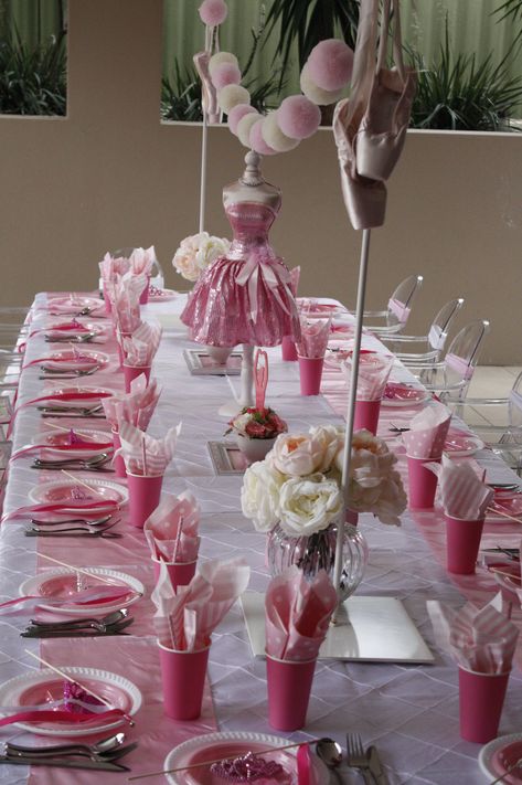 Barbie Party Table Setting, Princess Party Table Setting, Ballerina Centerpiece, Party Centerpieces Diy, Barbie Party Decorations, Cinderella Birthday Party, Ballerina Birthday Parties, Happy Birthday Vintage, Birthday Accessories