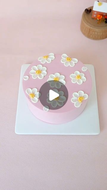 Icing Piping Techniques, Cake Stacking, Easy Cupcakes Decoration, Frosting Ideas, Flower Cake Design, Torte Decorate, Cakes Decorating, Baking Hacks, Cake Hacks