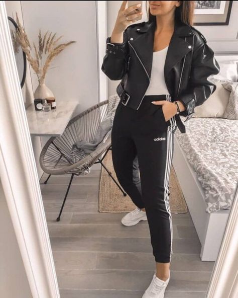 Adidas Pants Outfit Black Women, How To Style Adidas Pants, Adidas Soccer Pants Outfit, Adidas Superstar Outfit Winter, Black Adidas Pants Outfits, Adidas Pants Outfit Fashion, Adidas Outfits For Women, Adidas Outfit Ideas, Women Adidas Outfit