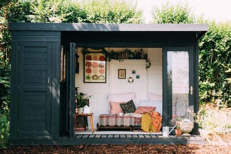 30+ Wonderfully Inspiring She Shed Ideas To Adorn Your Backyard Kennel Makeover, Garden Huts, Office Shed, Backyard Getaway, Garden Cabins, Summer House Garden, Garden Retreat, Backyard Shed, She Sheds