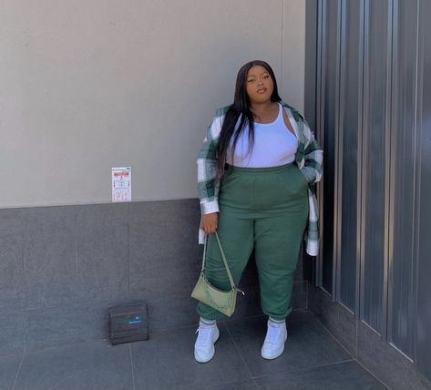 Plus Size Sweatpants Outfit, Plus Size College Outfits, Business Casual Outfits For Black Women, Valentines Day Looks, Sweats Outfits, Outfit Ideas Sporty, Winter Outfits Black Women, Plus Size Business Attire, Plus Size Tracksuit