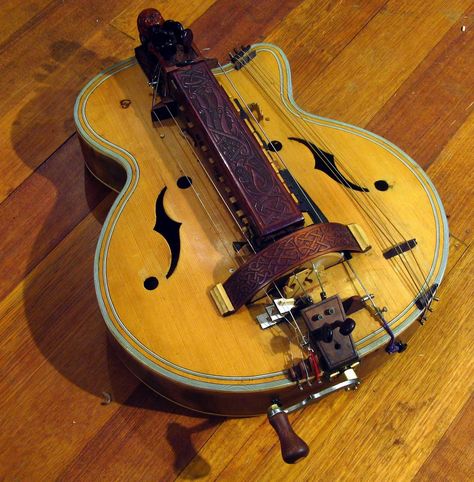 recycled-guitar gurdy: "George" > george - mccormackgraeme AntiQuated Strings - Graeme McCormack Many years ago I saw a black & whi... Hurdy Gurdy, Luthier Guitar, Homemade Instruments, Diy Instruments, Folk Instruments, Box Guitar, Musical Art, Old Music, Guitar Building