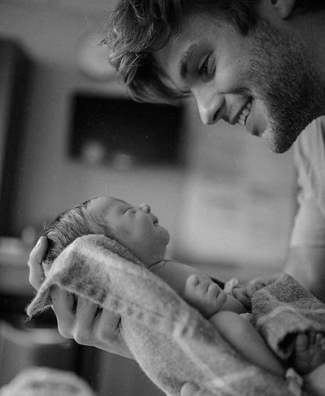 Father And Daughter Goals, Zayn Malik Family, Indoor Family Photography, Zayn Malik Photos, Outdoor Family Photos, Family Photo Pose, Mother Family, Lifestyle Photos, Lifestyle Photography Family