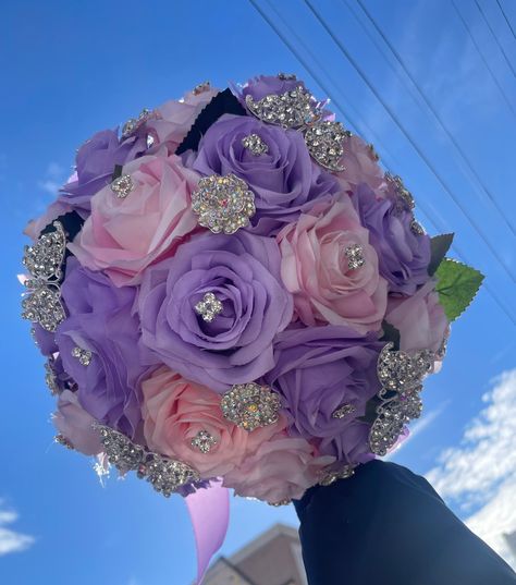 Handmade quinceañera bouquet made with lilac and blush pink artificial roses. Finished off with silver brooches. *Decor can be changed upon request* *This is a made to order bouquet* *Please note brooches can change in style based on availability* Amethyst Quinceanera Dress, Lilac And Blush Quinceanera, Lilac Ramo Quince, Lilac Quince Bouquet, Lavender And Pink Quinceanera, Quince Inspo Purple, Lilac And Pink Quinceanera, Pink And Purple Quinceanera Decorations, Quinceanera Bouquet Purple