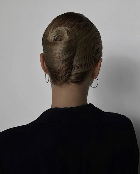 New Year's Hairstyle Ideas for Long Hair 2024: 17 Stylish Looks to Welcome the Year - thepinkgoose.com