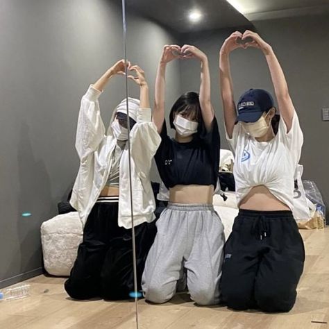 Friend Pictures Asian, Kpop Vibes Aesthetic, Ulzzang Friends, Bff Poses, Korean Best Friends, Dance Outfits Practice, Practice Outfits, Friend Poses Photography, Cute Friend Pictures