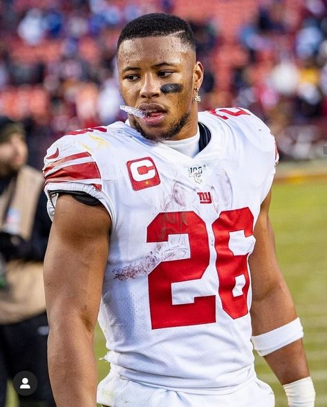 New York Giants Aesthetic, Saquon Barkley Aesthetic, Saquon Barkley Wallpaper, Athlete Wallpaper, Obj Football, Rip Kobe, Drakes Album, Ny Giants Football, Football Beer