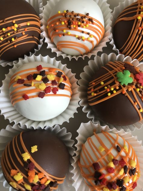 Fall Themed Bake Sale, Autumn Cake Pops Ideas, Maple Cake Pops, Thanksgiving Cakepops Fall Cake Pops, Thanksgiving Themed Chocolate Covered Strawberries, Cake Pops For Thanksgiving, Cake Pops Thanksgiving Ideas, Thanksgiving Cake Pops Easy, Cute Thanksgiving Cake Pops