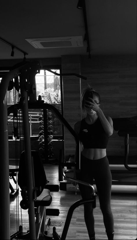 Gym Workouts Women Images, Black And White Health Aesthetic, Gym Astetics Girl, Gym Black And White Aesthetic, Fitness Asethic Girl, Vision Board Black And White Aesthetic, Gym Girl Black Aesthetic, Black And White Workout Aesthetic, Gym Asethic Pictures