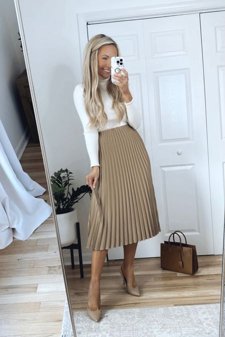 Church Outfit Winter, Sweater Skirt Outfit, Business Casual Skirt, Rok Outfit, Meeting Outfit, Mini Skirt Fashion, Sophisticated Outfits, Elegante Casual, Stylish Work Outfits