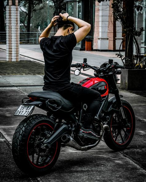 The Man on Ducati Scrambler Customized by The Noctis Ducati Icon, Outfit Cafe, Scrambler Icon, Ducati Motorbike, Ns 200, Scrambler Custom, Dual Sport Motorcycle, Race Bike, Bike Exif