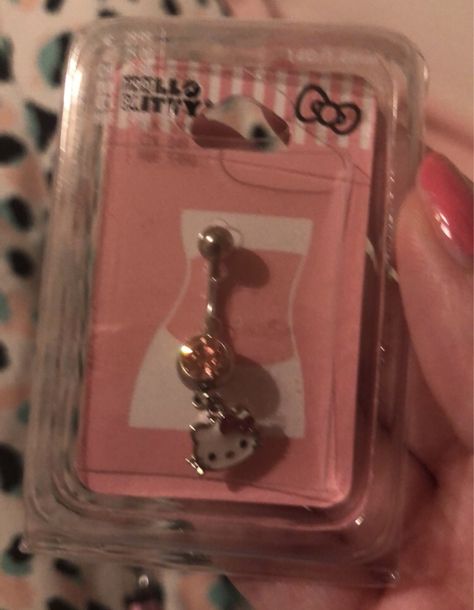 Hello Kitty Navel Piercing, Belly Button Piercing Plus Size Women, Coquette Belly Piercing, Hello Kitty Belly Button Ring, Bellybuttonpiercing Y2k, Kawaii Belly Piercing, Bellybutton Piercings, Belly Button Piercing Jewelry, Kitty Clothes