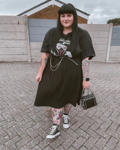 Plus Size Oversized Shirt Outfit, Band Tshirt Outfit, Tshirt And Skirt, Plus Size Alternative, Oversized Tee Outfit, Oversized Shirt Outfit, Rock And Roll Girl, Skirt Plus Size, Alternative Style