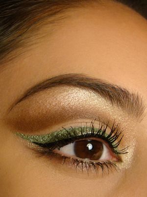 Eyeliner Verde, Chic Menswear, Bold Eyeliner, Makeup Gallery, Green Eyeliner, Beauty Zone, Glitter Liner, Colored Eyeliner, Brown Eyeshadow