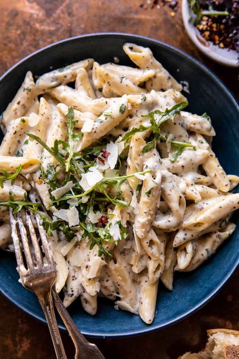 One Pot Creamy Penne Alfredo with Spicy Arugula...a classic pasta recipe updated with a one pot cooking method and a rich and creamy sauce! Penne Alfredo, Chicken Alfredo Recipe, Salad Appetizer Cups, Braised Chicken Breast, Half Baked Harvest Recipes, Butter Pasta, Harvest Recipes, Alfredo Recipe, Pasta Dinners