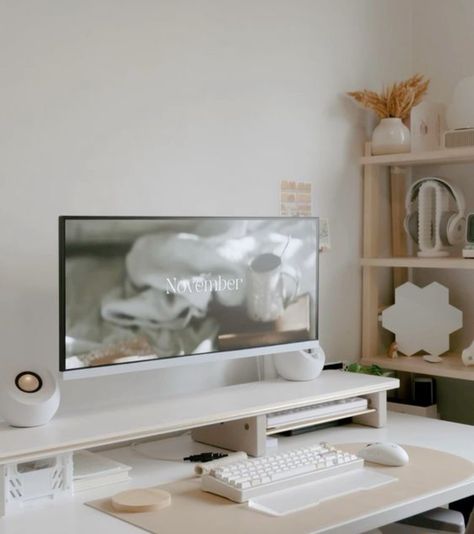 Beige Desk Setup, Mac Mini Desk Setup Aesthetic, Minimal Desk Setup White, Laptop And Monitor Desk Setup Minimalist, Minimal Desktop Setup, White Desk Setup, Beige Desks, Desk Organization Tips, Chic Office Decor