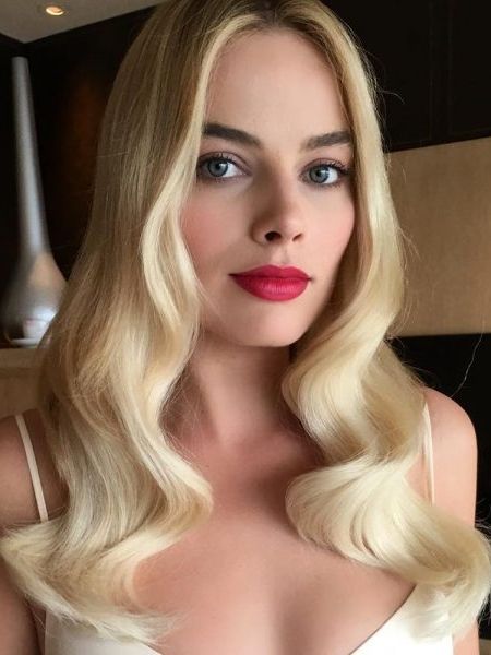 Margot Robbie credits her glam squad for her secret: “Every time I go to an event they have like clip-in hair extensions to thicken it up, not necessarily for length but just to thicken it up to make it look fuller than it is. So it’s not me, it’s a magical hair stylist making it look good,” she explained. Margot Robbie Makeup, Margot Robbie Hair, Model Tips, Wedding Hairstyles And Makeup, Margot Robbie Harley Quinn, Belle Blonde, Celebrity Beauty, Middle Part, Red Lipstick