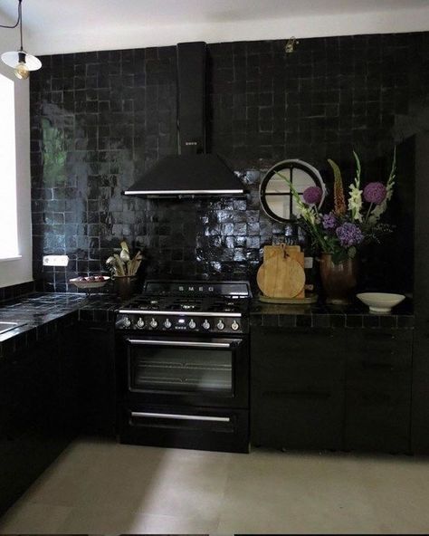 Black Tiles Kitchen, Contrasting Kitchen Island, Kitchen Counter Decor, Dark Interiors, Transitional Kitchen, Kitchen Inspiration Design, Black Kitchens, Kitchen Tiles, Home N Decor