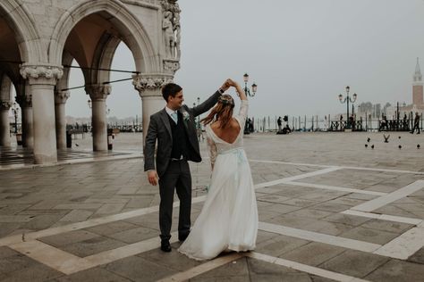 Milan Wedding, Pose Guide, Venice Boat, Venice Wedding, Trash The Dress, Romantic City, Photo Wedding, Italian Wedding, Wedding Lights