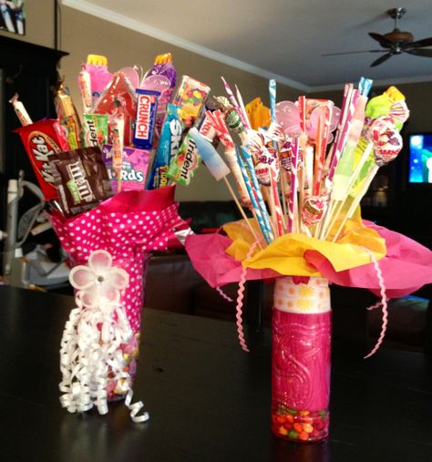 Candy bouquets for 5th grade graduation. Idea for Riley. Make it boyish Elementary School Graduation, Elementary Graduation, 5th Grade Graduation, Teacher Gift Baskets, Graduation Gift Ideas, 8th Grade Graduation, Candy Bouquets, Graduation Balloons, Preschool Graduation