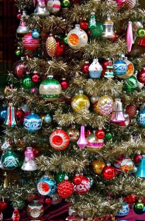 Retro Christmas Decorations, Christmas Tablescape, Old Fashioned Christmas, Antique Christmas, Christmas Memory, Christmas Scenes, Noel Christmas, Vintage Christmas Tree, Vintage Christmas Ornaments