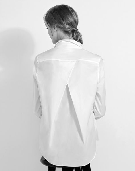 The Pleat-Back Shirt Detail Couture, Classic White Shirt, White Shirts Women, Moda Chic, Clothing Details, Spring Shirts, White Shirts, Fashion Details, White Shirt