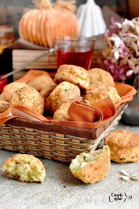 Herb Biscuits Recipe, Herb Rolls, Herb Biscuits, Cream Cheese Biscuits, Gluten Free Thanksgiving Recipes, Recipe Inspirations, Quick Bread Recipes Easy, Crockpot Ideas, Gluten Free Thanksgiving