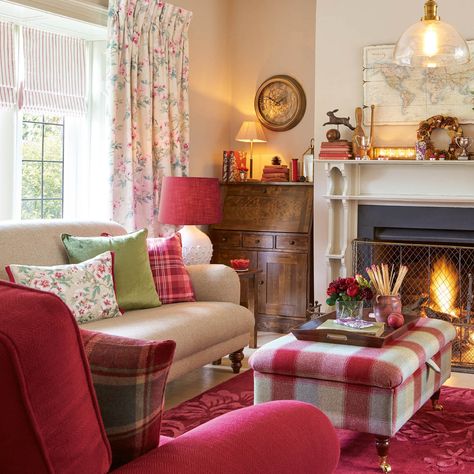 Pink Living Room Furniture, Laura Ashley Living Room, Traditional Sitting Room, Violet Decor, Thatch Cottage, Sitting Room Decor, Cottage Living Room, Country Cottages, Nice House