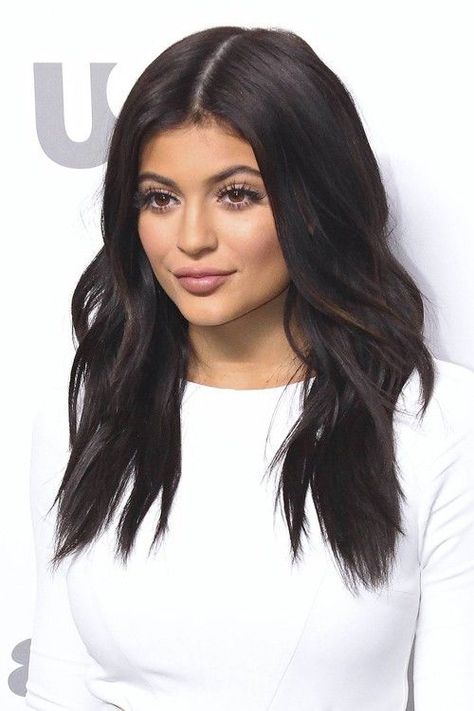 11. Medium Black Hairstyle with Layers Medium Black Hair, Jenner Hair, Kylie Jenner Hair, Global Hair, Loose Waves Hair, Brown Hair Colors, Hair Waves, Hair Dos, Trendy Hairstyles