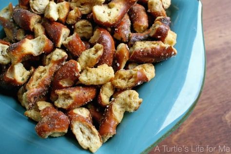 Inside: It takes no time to make this marinated ranch pretzels recipe! You're Getting a Ranch Pretzels Recipe, Hard Pretzels Recipe, Sourdough Pretzel Bites, Sourdough Pretzel, Sourdough Pretzels, Ranch Pretzels, Salt Block Cooking, Seasoned Pretzels, Pretzel Bites Recipes