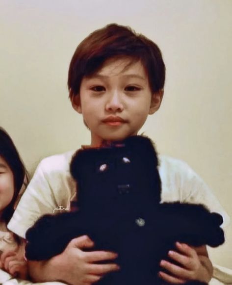 Felix As A Kid, Felix Childhood Photo, Lee Yongbok, Prince Felix, Dara Kpop, Skz In Cute, Savage Kids, Kid Memes, Lee Felix